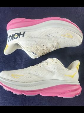 Brand New Clifton 9 Hoka Women's Cream Yellow Pink Gym Shoes